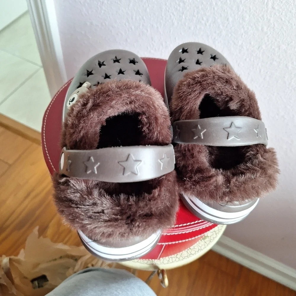 Brown Star Cutout Clogs with Fur Lining